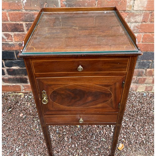 98 - EDWARDIAN MAHOGANY AND BOX STRUNG BEDSIDE CUPBOARD WITH THREE QUARTER GALLERY BACK