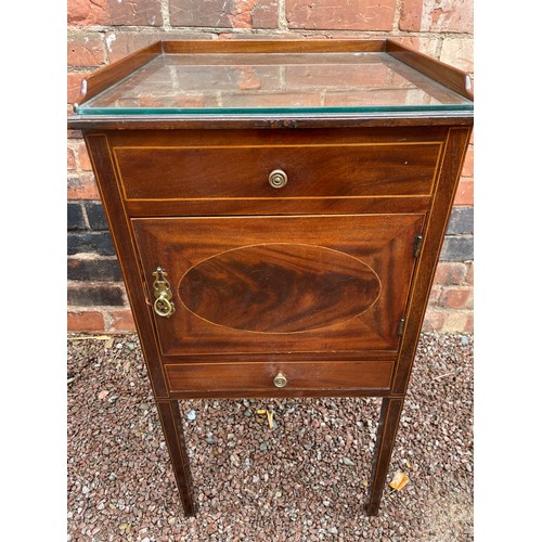 98 - EDWARDIAN MAHOGANY AND BOX STRUNG BEDSIDE CUPBOARD WITH THREE QUARTER GALLERY BACK