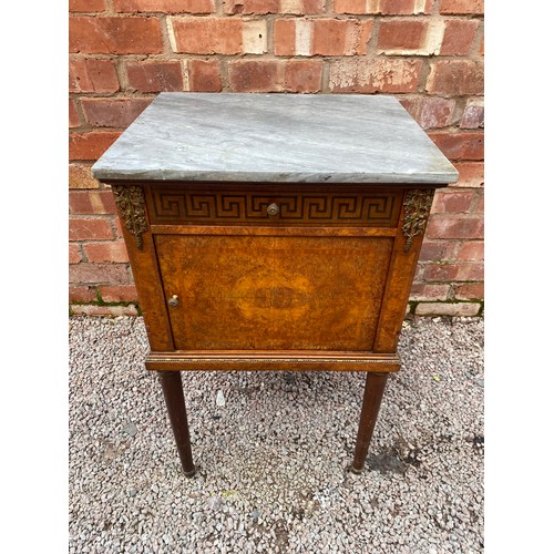 147 - FRENCH KINGWOOD AND BURR WOOD GREEK KEY PATTERNED MARBLE TOPPED TABLE A NUIT