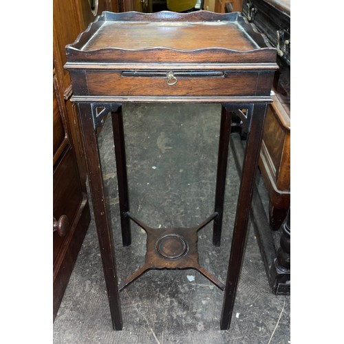 61 - GEORGE III MAHOGANY URN KETTLE STAND WITH SLIDE AND CROSS STRETCHER