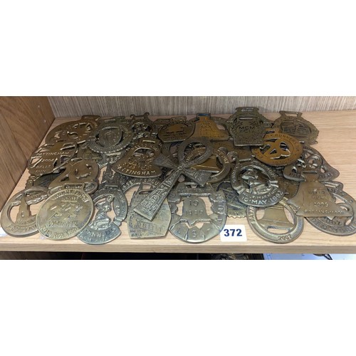 372 - LARGE SELECTION OF ENGRAVED HORSE BRASSES, AND AN ANKH