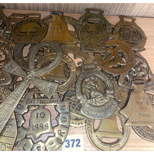 372 - LARGE SELECTION OF ENGRAVED HORSE BRASSES, AND AN ANKH