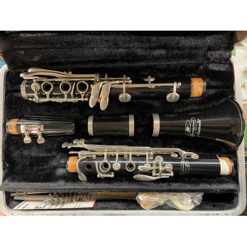 501 - CASED BUESCHER ARISTOCRAT CLARINET SERIEL NUMBER 819352 WITH A VINTAGE BRILHART EBOLIN SPECIAL MOUTH... 