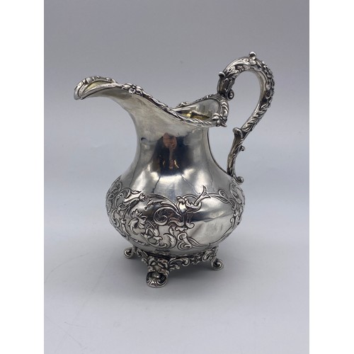 445 - GEORGIAN SILVER CREAM JUG WITH FOLIATE HANDLE 9.4 OZ APPROX