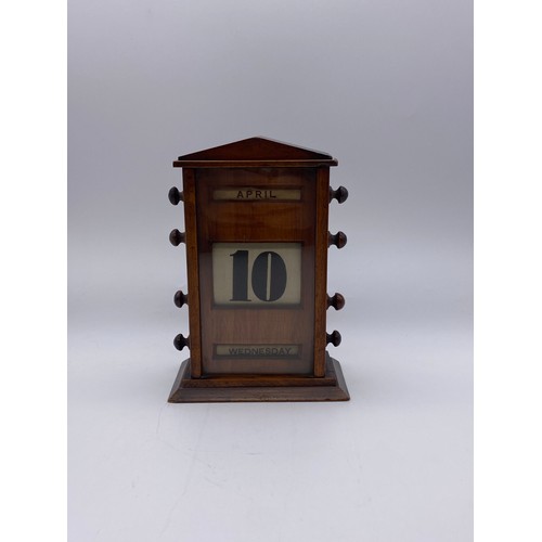 717 - EARLY 20TH CENTURY ADJUSTABLE WOODEN DESK CALENDAR