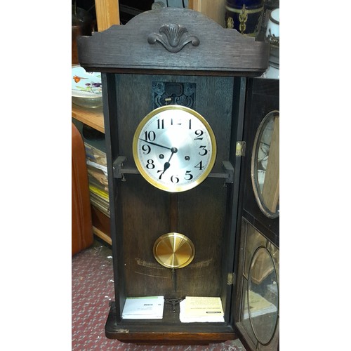 686 - 1930S OAK CASED PENDULUM WALL CLOCK