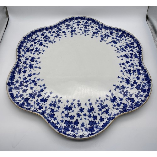 360 - 19TH CENTURY WORCESTER LOBED BLUE IVY PATTERN SERVING TRAY