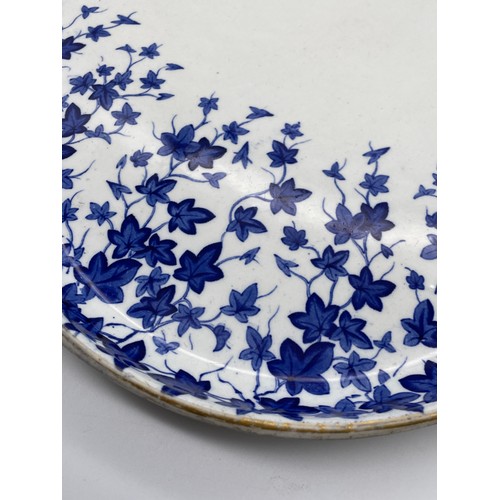 360 - 19TH CENTURY WORCESTER LOBED BLUE IVY PATTERN SERVING TRAY