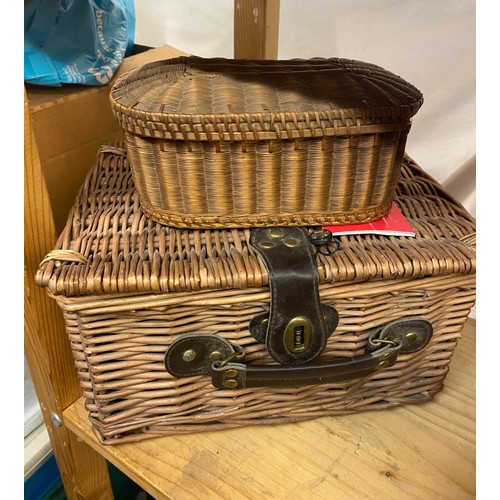 396 - WICKER AND BASKETWARE TRAYS, HEN BASKET