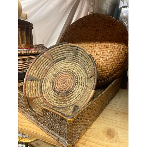 396 - WICKER AND BASKETWARE TRAYS, HEN BASKET