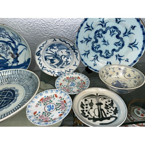 469 - SELECTION OF JAPANESE DECORATIVE PLATES AND CHINESE/EASTERN POTTERY BOWLS AND PLATES