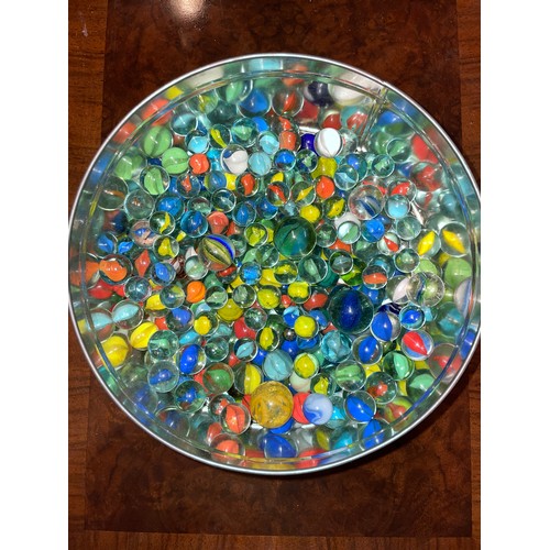 795A - TIN OF MIXED MARBLES