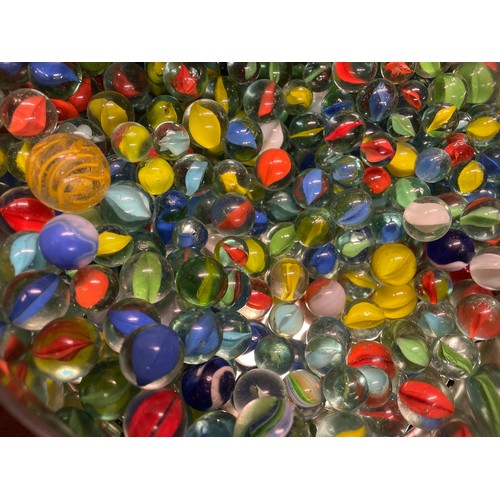 795A - TIN OF MIXED MARBLES