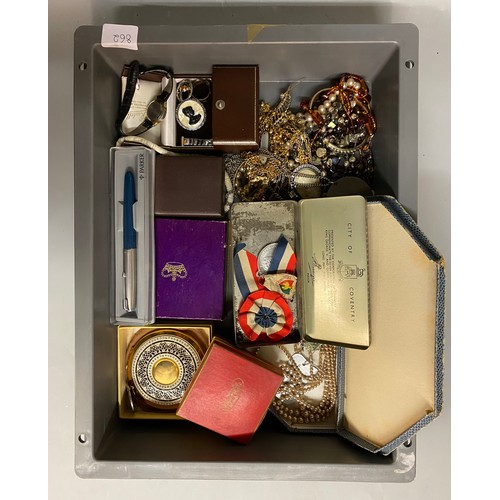 862 - SELECTION OF MAINLY COSTUME JEWELLERY, VINTAGE TINS, PASTE CHAINS, AND A PARKER PEN