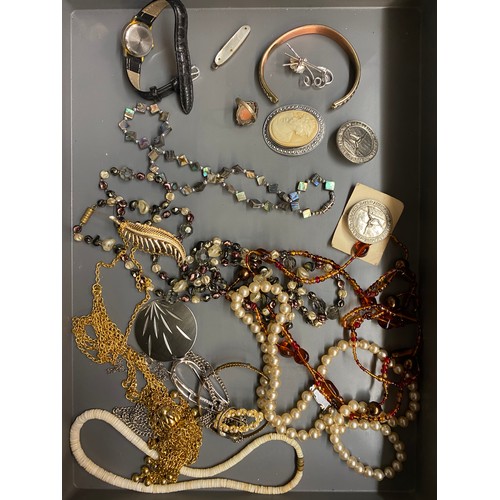 862 - SELECTION OF MAINLY COSTUME JEWELLERY, VINTAGE TINS, PASTE CHAINS, AND A PARKER PEN