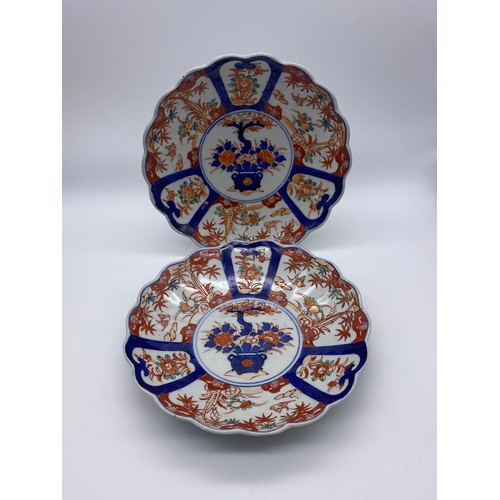 752 - PAIR OF JAPANESE IMARI SHALLOW PLATES 25cm D