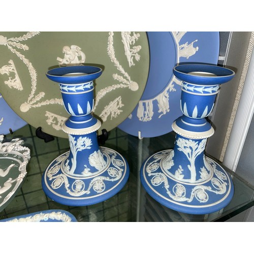 480 - SELECTION OF WEDGWOOD AND ADAMS SAGE AND POWDER BLUE JASPERWARE CANDLE STICKS, PIN TRAYS, PLATES, AN... 