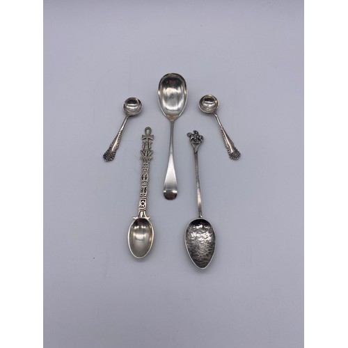 420 - TWO SILVER PRESERVE SPOONS, SHEFFIELD SILVER JAM SPOON, WHITE METAL TEASPOON, AND AN UNMARKED BEATEN... 