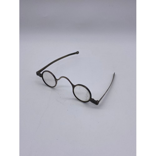 737 - VINTAGE PINZ NEZ, 18TH CENTURY SPECTACLES IN SHAGREEN CASE A/F AND A LORNGETTE FRAME