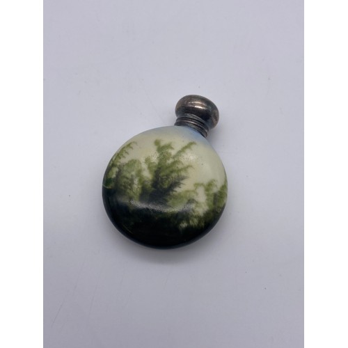 844 - SILVER MOUNTED PORCELAIN MOON FLASK SCENT BOTTLE DECORATED WITH A GUAYIN