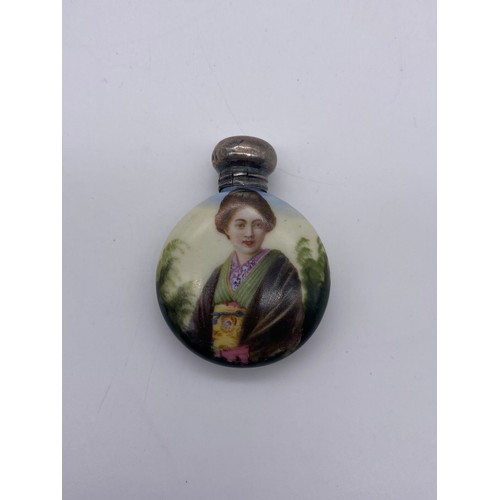 844 - SILVER MOUNTED PORCELAIN MOON FLASK SCENT BOTTLE DECORATED WITH A GUAYIN