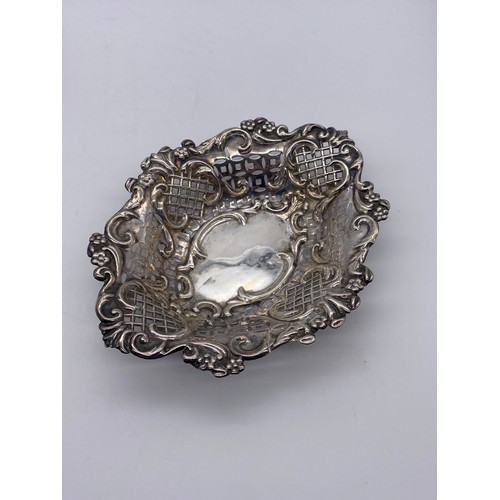 409 - PAIR OF BIRMINGHAM SILVER FILIGREE OVAL BONBON DISHES 4.6OZ APPROX