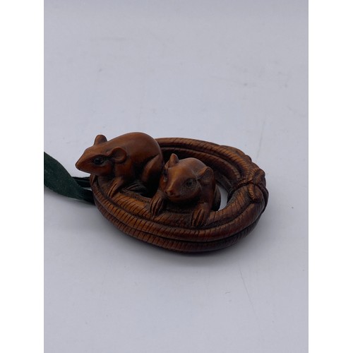 777 - JAPANESE BOX WOOD NETSUKE OF TWO RATS ON A COILED ROPE