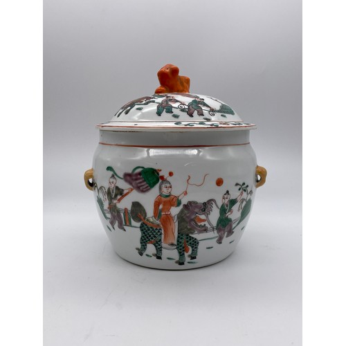 745 - CHINESE EXPORT FAMILE VERTE RICE JAR WITH COVER PAINTED WITH COVERS