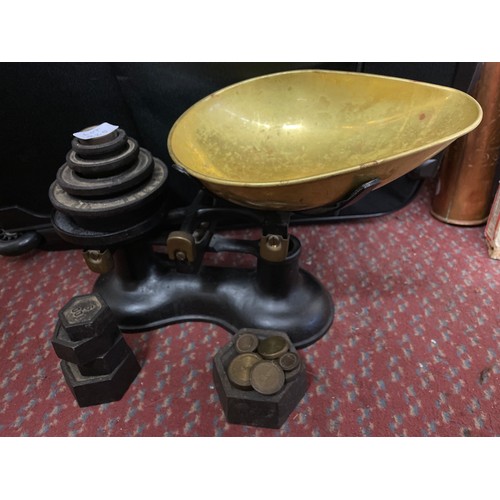 825 - SET OF VINTAGE BLACK ENAMELLED KITCHEN SCALES WITH WEIGHTS