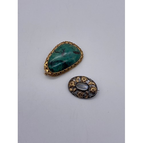 841 - ROSE COLOURED METAL MOUNTED SEMI PRECIOUS STONE BROOCH AND A SMALL OVAL BI METAL MOONSTONE BROOCH