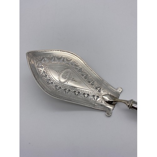 473 - GEORGE III LONDON SILVER FILIGREE AND ENGRAVED SERVING SLICE