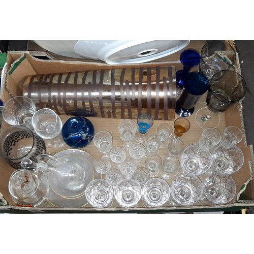 524 - CARTON OF CUT GLASSWARE AND BLUE AND WHITE GLASSWARE AND VASES