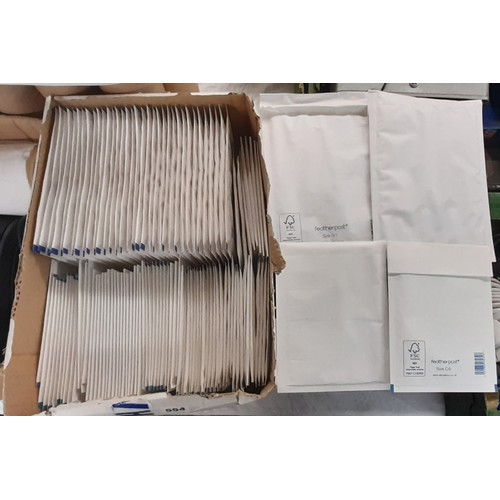 554 - BOX OF VARIOUS JIFFY TYPE ENVELOPES