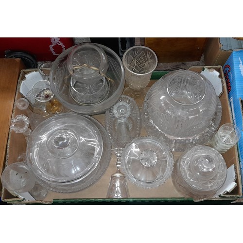 525 - BOX OF GOOD QUALITY GLASSWARE INC CUT PEDESTAL BOWLS, BISCUIT JAR AND COVER, LAMP SHADE