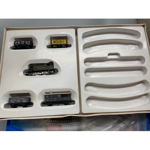 343 - GRAHAM FARISH END GUAGE 12148 SCALE GOODS SET WITH PECO STARTER TRACK SETS AND ACCESSORIES