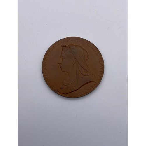 377 - BOXED QUEEN VICTORIA 1837 - 1897 COMMEMORATIVE MEDALLION