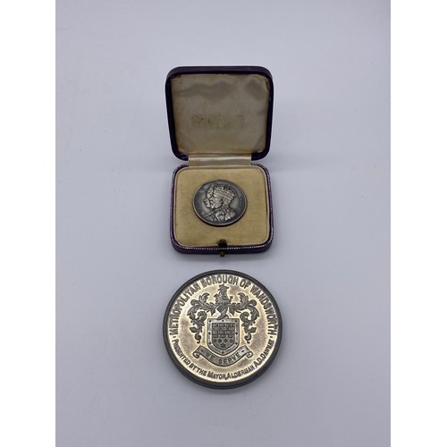 394 - KING GEORGE V & QUEEN MARY WHITE METAL COMMEMORATIVE MEDALLION & SILVER CASED SILVER JUBILEE 1935 ME... 