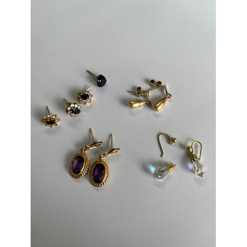 462A - 9CT GOLD CLUSTER STUD EARRINGS AND AMETHYST OVAL DROPPER EARRINGS 4.7G APPROX AND SOME LOOSE PARTS