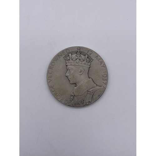 410 - 1937 GEORGE VI CORONATION SILVER MEDALLION BY P METCALFE IN PRESENTATION BOX 83G APPROX & SMALLER SI... 