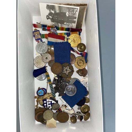 762 - SELECTION OF MEDALLIONS AND MEDAL BARS, TOKENS, TUNIC BUTTONS, AND RIBBONS, AND SOME COINS