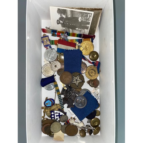 762 - SELECTION OF MEDALLIONS AND MEDAL BARS, TOKENS, TUNIC BUTTONS, AND RIBBONS, AND SOME COINS