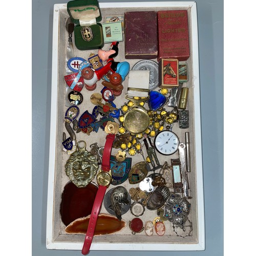 760 - TRAY OF MISCELLANY INCLUDING POLISHED AGATES, FOBS, ENAMEL LAPEL BADGES, SMALL SILVER FOB WATCH AND ... 