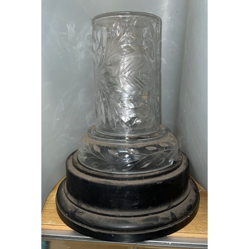 755 - CUT ETCHED GLASS TABLE LAMP ON STEPPED BASE