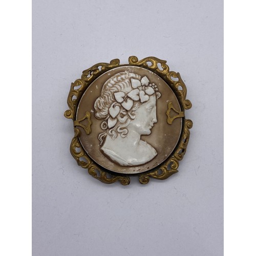 478 - TWO DECORATIVE CLASSICAL STYLE CAMEO BROOCHES