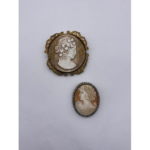 478 - TWO DECORATIVE CLASSICAL STYLE CAMEO BROOCHES