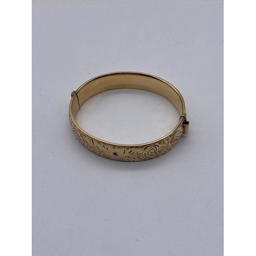 463A - 9CT GOLD METAL CORE ENGRAVED BANGLE (SAFETY CHAIN MISSING)