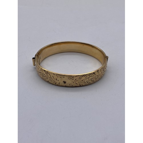 463A - 9CT GOLD METAL CORE ENGRAVED BANGLE (SAFETY CHAIN MISSING)