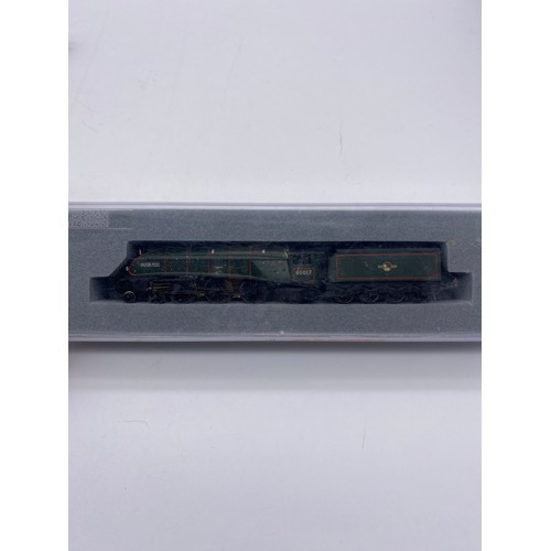 348 - GRAHAM FARISH 1.148/N GUAGE SILVER FOX LOCOMOTIVE AND A SELECTION OF UNBOXED WAGONS AND CARTS