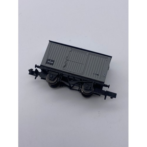 348 - GRAHAM FARISH 1.148/N GUAGE SILVER FOX LOCOMOTIVE AND A SELECTION OF UNBOXED WAGONS AND CARTS