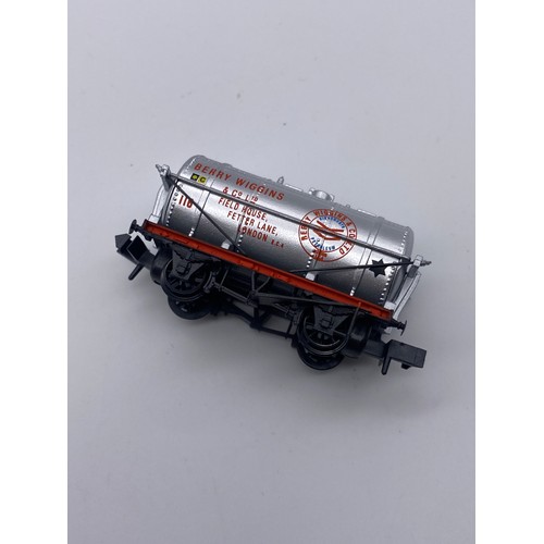 348 - GRAHAM FARISH 1.148/N GUAGE SILVER FOX LOCOMOTIVE AND A SELECTION OF UNBOXED WAGONS AND CARTS